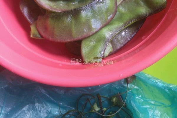 腊肉炒紫扁豆的做法图解4