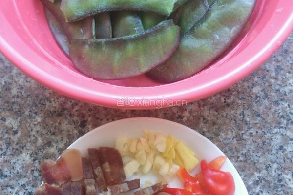腊肉炒紫扁豆的做法图解5