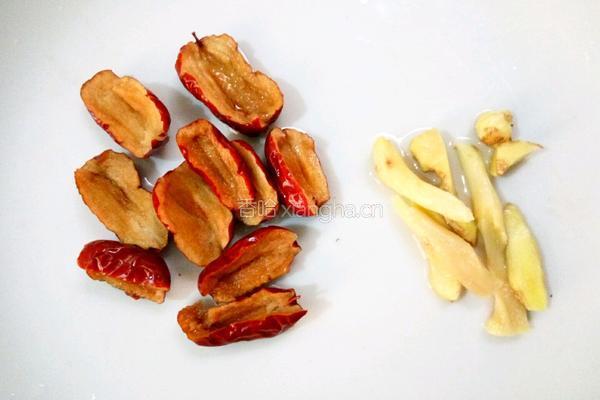 红枣黑豆大骨汤的做法图解3