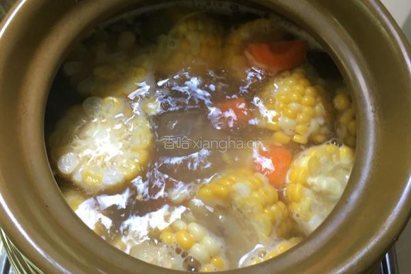 玉米胡萝卜排骨汤的做法图解4