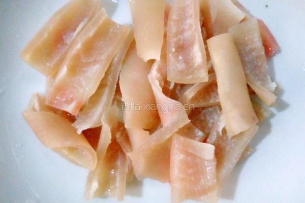 黑豆眉豆猪皮汤的做法图解4