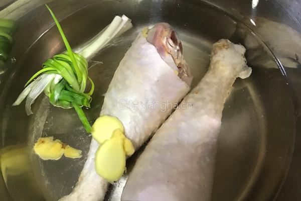 海鲜菇拌鸡腿的做法图解3