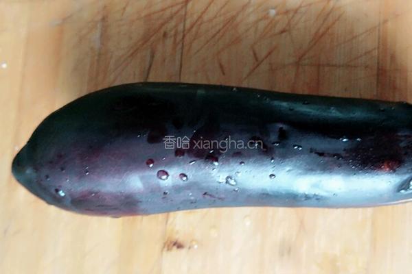 川辣椒油焖茄子的做法图解1