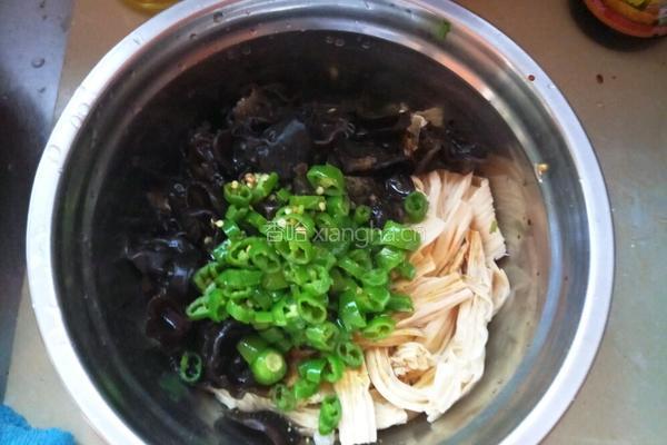 腐竹拌木耳的做法图解8