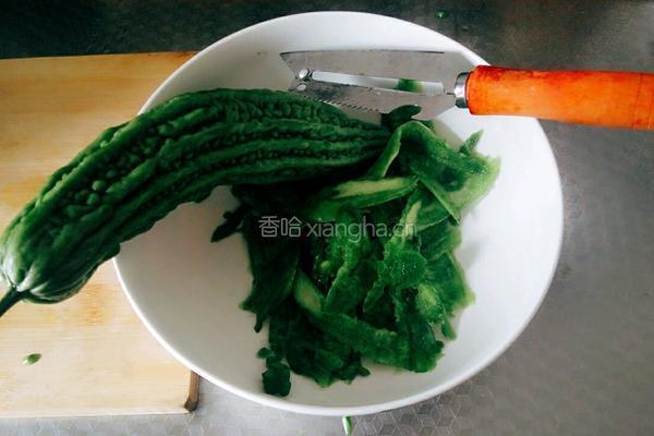爽口苦瓜的做法图解1