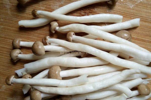 青红椒炒蟹味菇的做法图解2