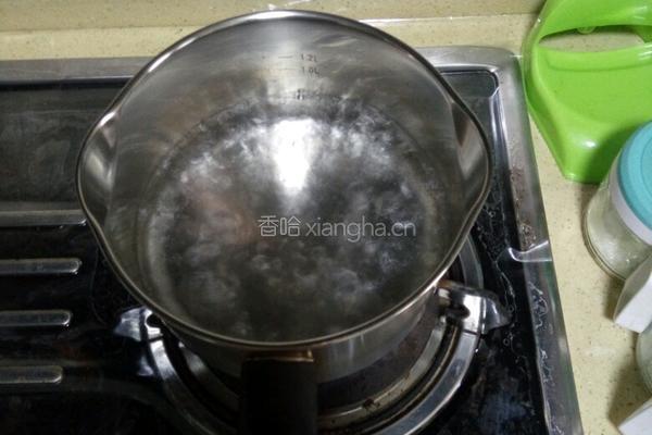 青红椒炒蟹味菇的做法图解3