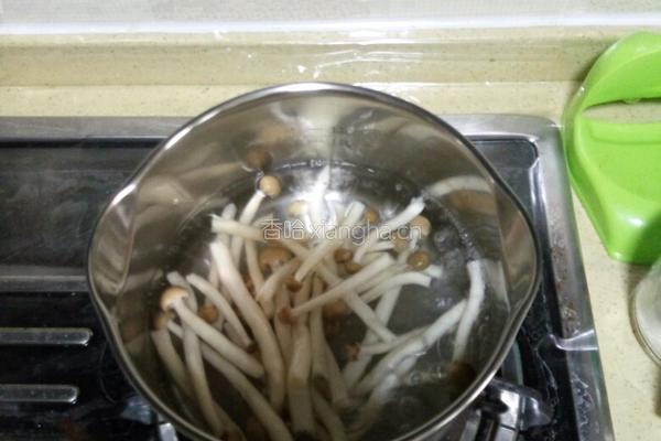青红椒炒蟹味菇的做法图解4