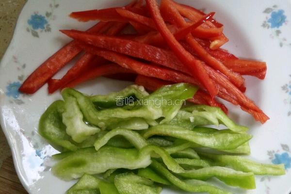 青红椒炒蟹味菇的做法图解5