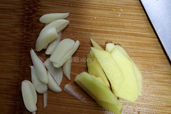 青红椒炒蟹味菇的做法图解6
