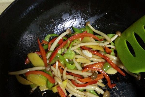 青红椒炒蟹味菇的做法图解11