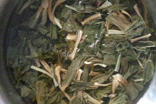 玉米扁鱼菜干汤的做法图解1