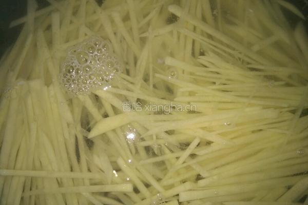 凉拌洋葱土豆的做法图解2