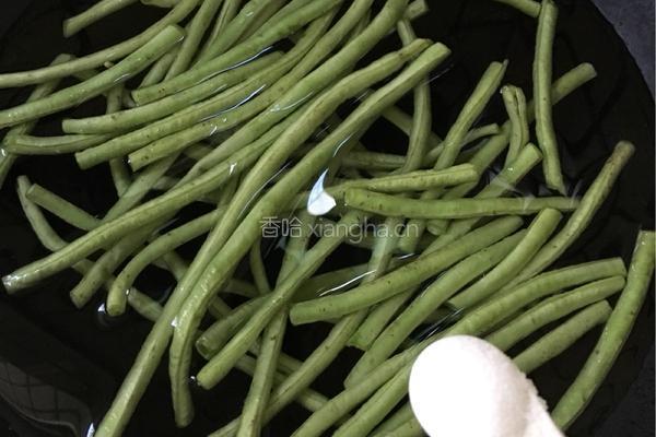 凉拌长豆角的做法图解2