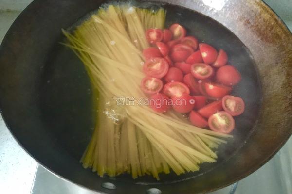 圣女果培根意大利面的做法图解3