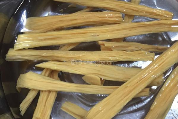 蟹籽炒腐竹的做法图解3