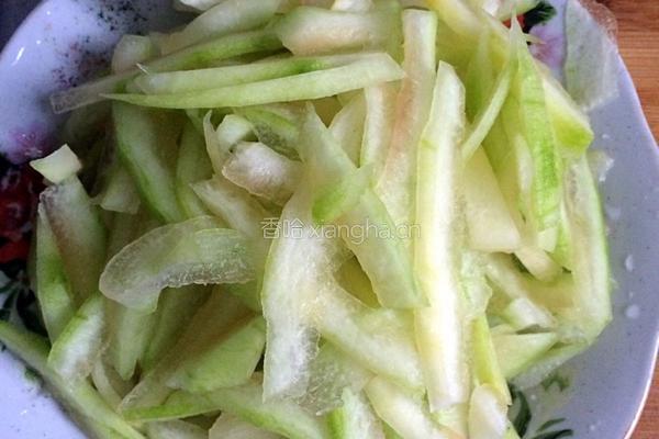 家常炒西瓜皮的做法图解2