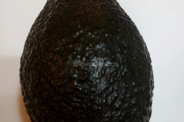 炼乳拌牛油果的做法图解1