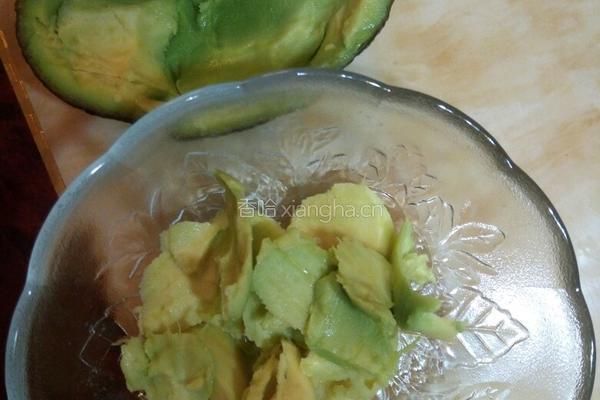 炼乳拌牛油果的做法图解4