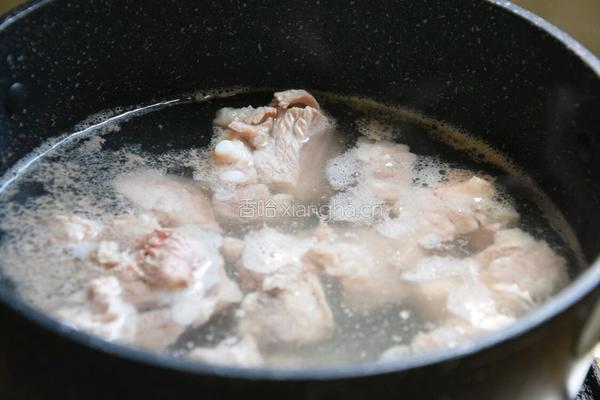 苦瓜黄豆排骨汤的做法图解1