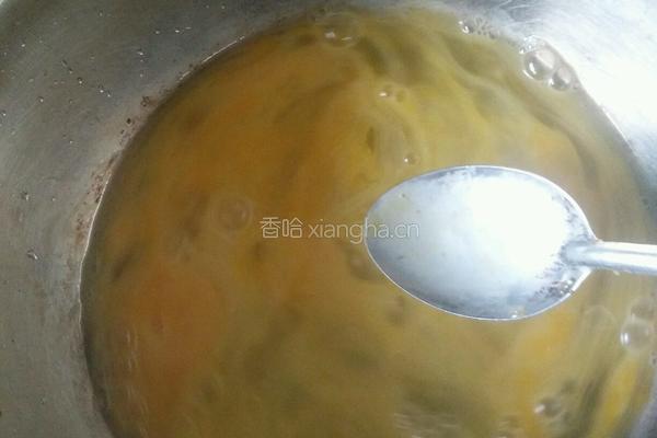芹叶炒蛋的做法图解1