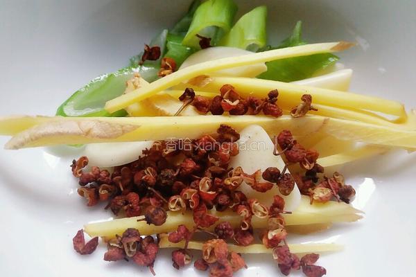 香辣鸡腿肉的做法图解1