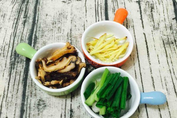 虫草花冬菇蒸鸡肉的做法图解2