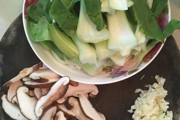 香菇炒上海青的做法图解1