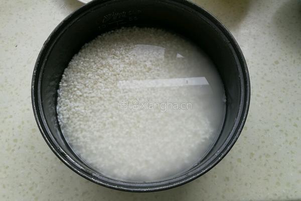 红豆花生糯米粽的做法图解1