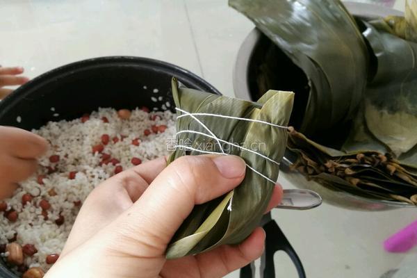 红豆花生糯米粽的做法图解9