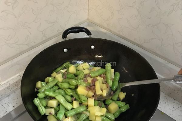 火腿洋芋四季豆焖饭的做法图解4