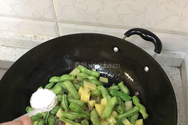 火腿洋芋四季豆焖饭的做法图解5