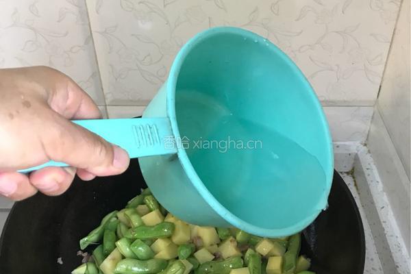 火腿洋芋四季豆焖饭的做法图解6