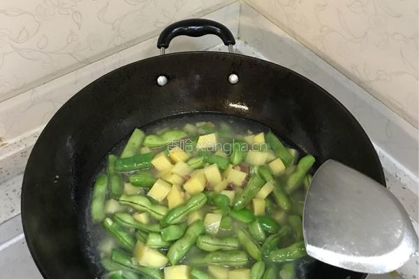 火腿洋芋四季豆焖饭的做法图解7