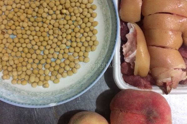 水蜜桃黄豆猪手汤的做法图解1