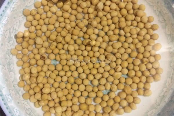 水蜜桃黄豆猪手汤的做法图解2