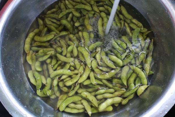 水煮毛豆的做法图解1