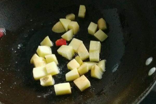 五彩腊肠蔬菜丁的做法图解4