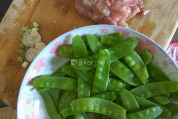 荷兰豆炒肉的做法图解1