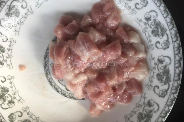 肉丁毛豆米的做法图解3