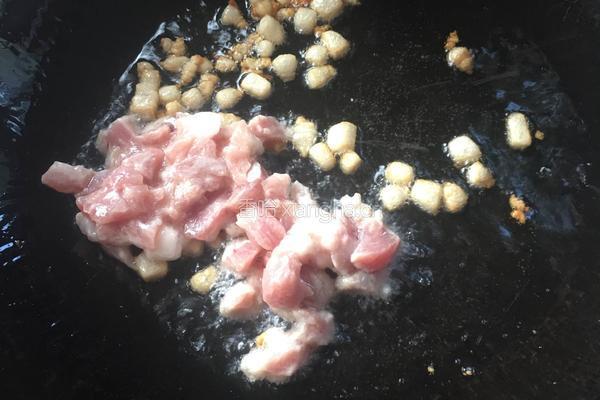肉丁毛豆米的做法图解5