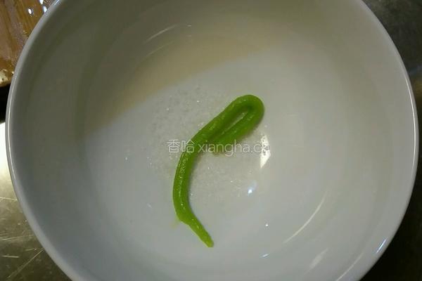 秋葵沾辣根的做法图解5