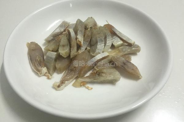 咸鱼茄子煲的做法图解2