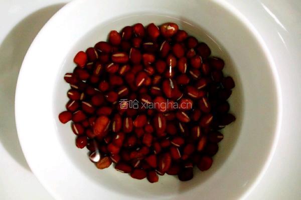 红豆粥的做法图解1