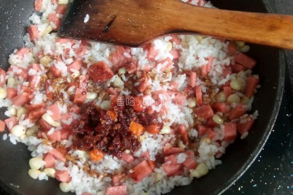 火腿肠炒饭的做法图解3