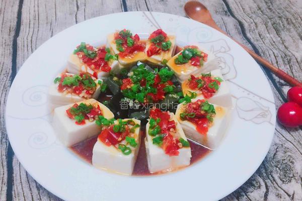 剁椒皮蛋拌豆腐的做法图解2