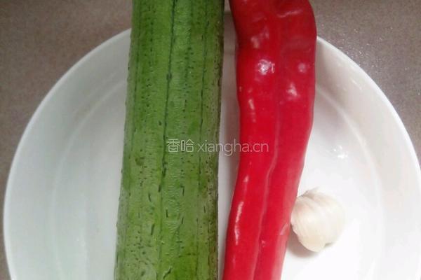 丝瓜炒辣椒的做法图解1