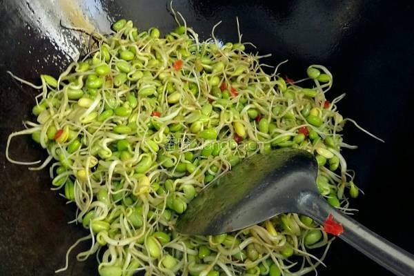 炝炒自发黑豆芽的做法图解2