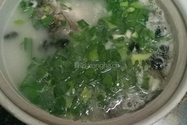 鲫鱼木耳汤的做法图解4