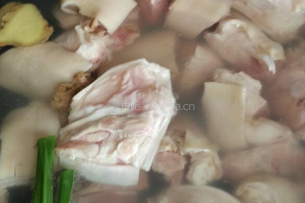 红烧黄豆猪蹄的做法图解1